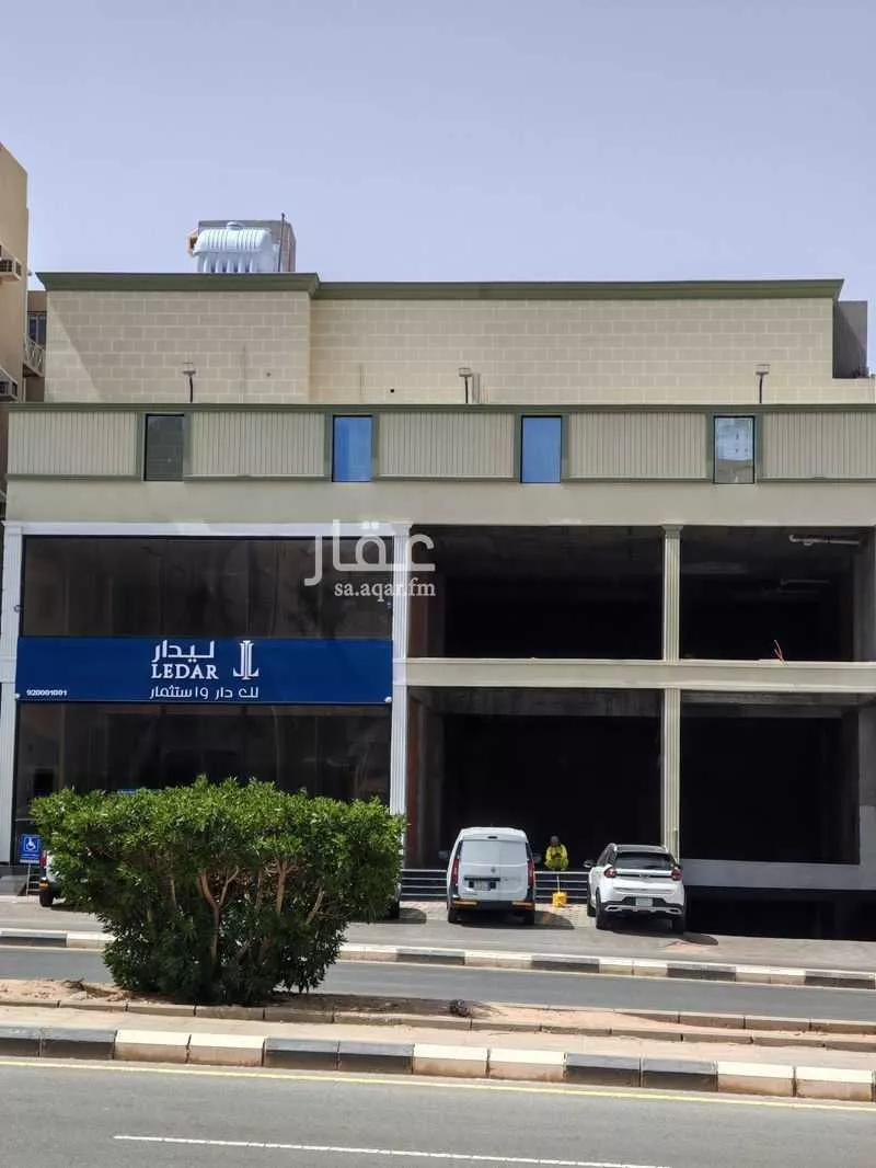 محل 340 م² في الحمراء و ام الجود 10