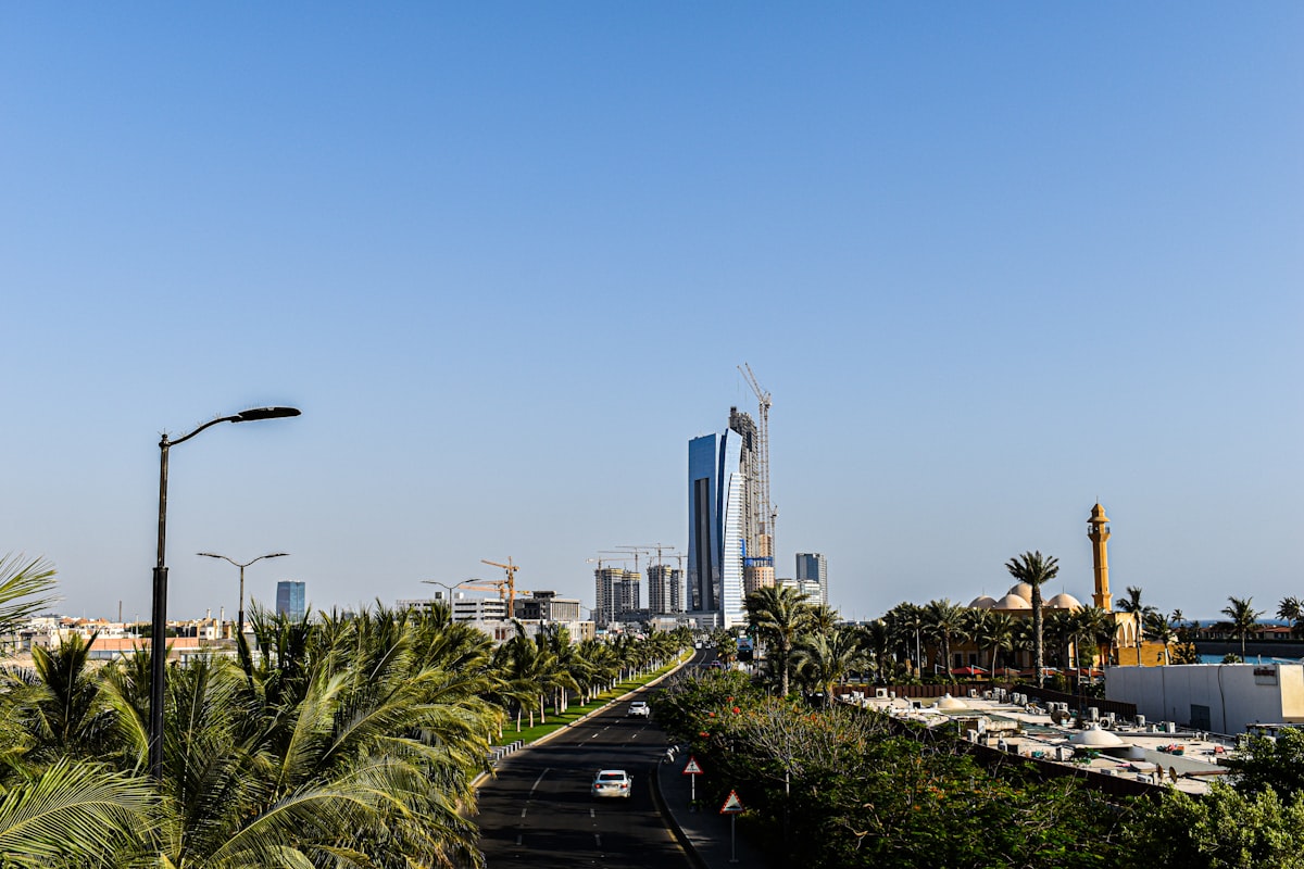 Map of Jeddah highlighting top neighborhoods for expats along the coastline