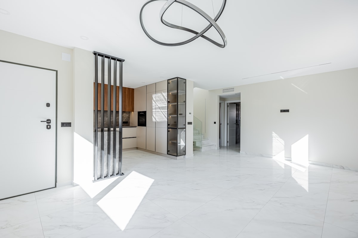 Side-by-side comparison of furnished and unfurnished apartment in Jeddah